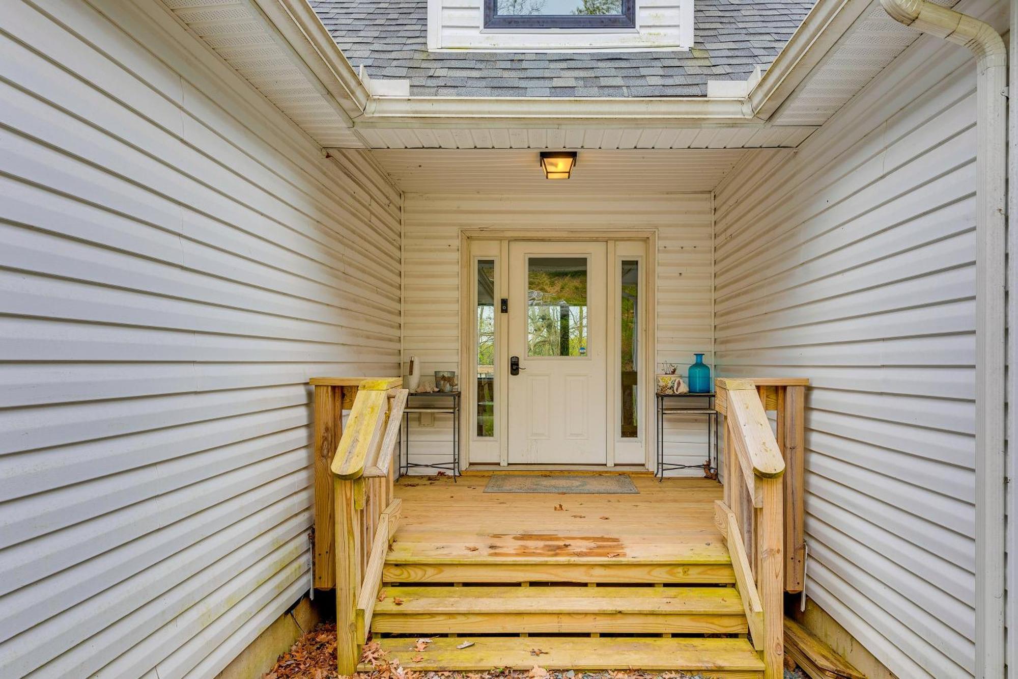Lakefront With Wraparound Deck! * Long Pond