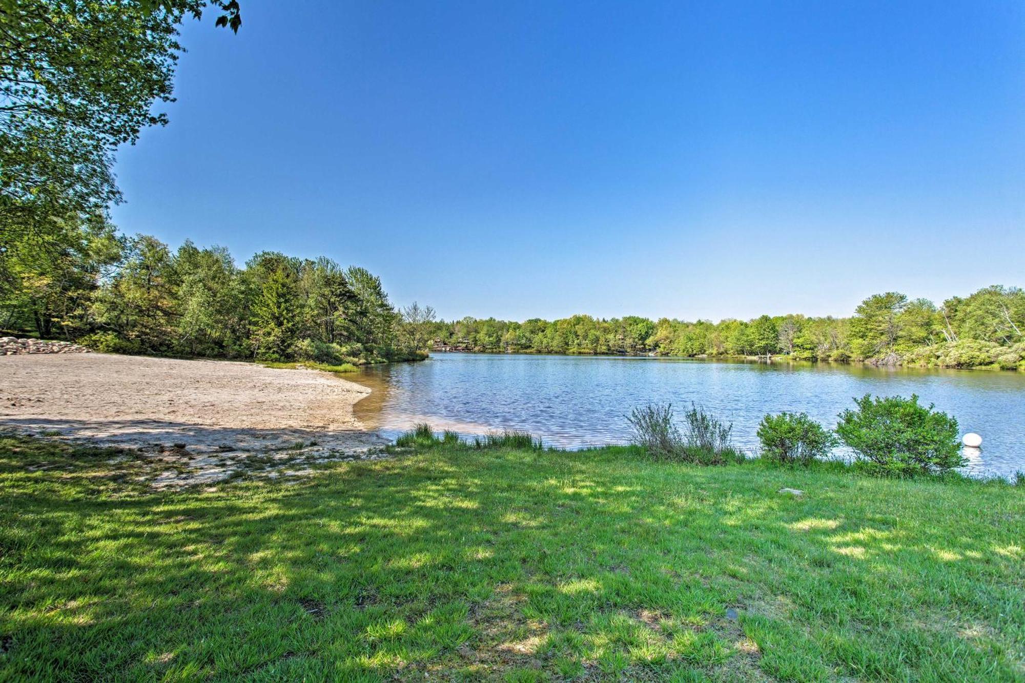 Lakefront With Wraparound Deck! Holiday home Long Pond
