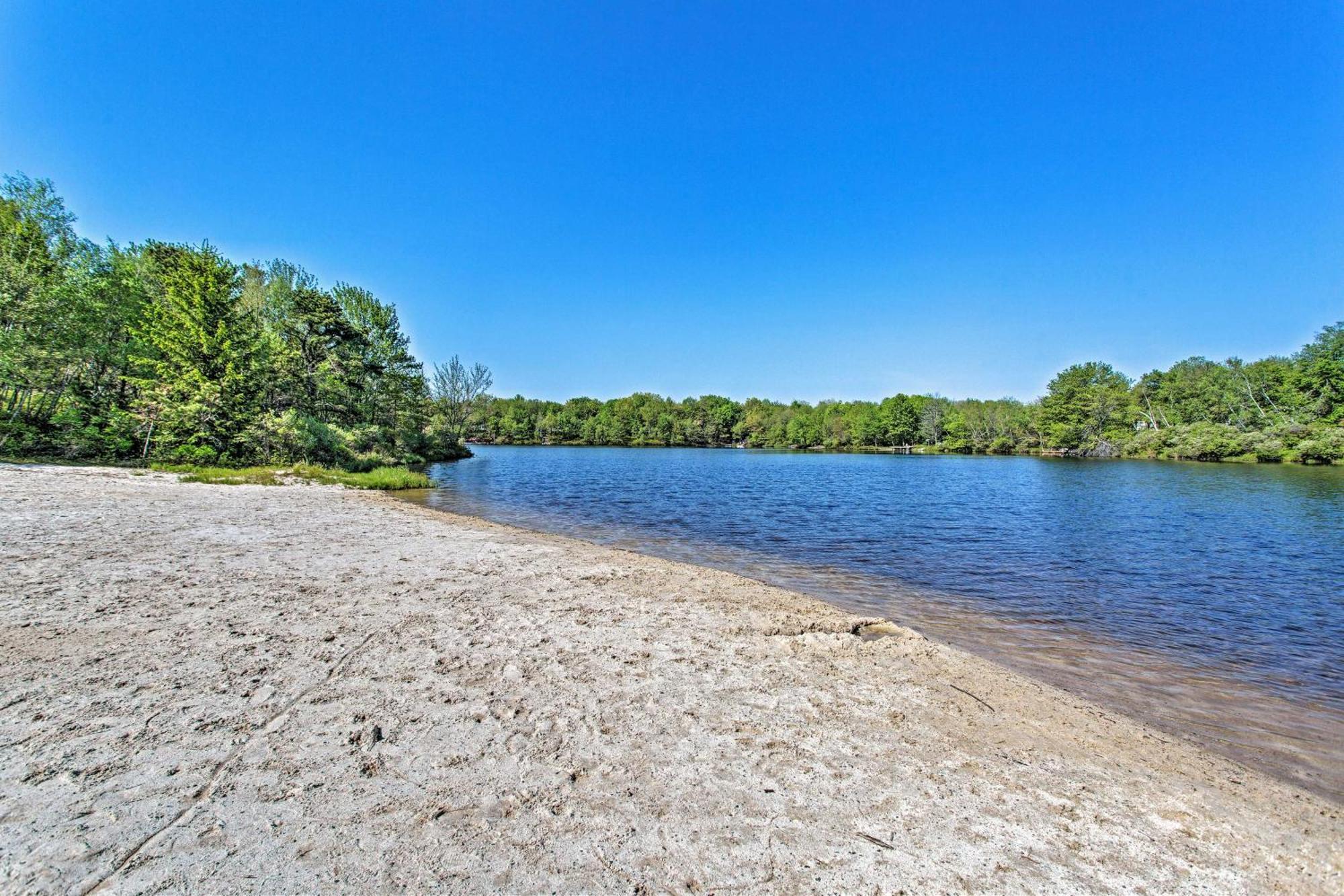 Lakefront With Wraparound Deck! Holiday home Long Pond