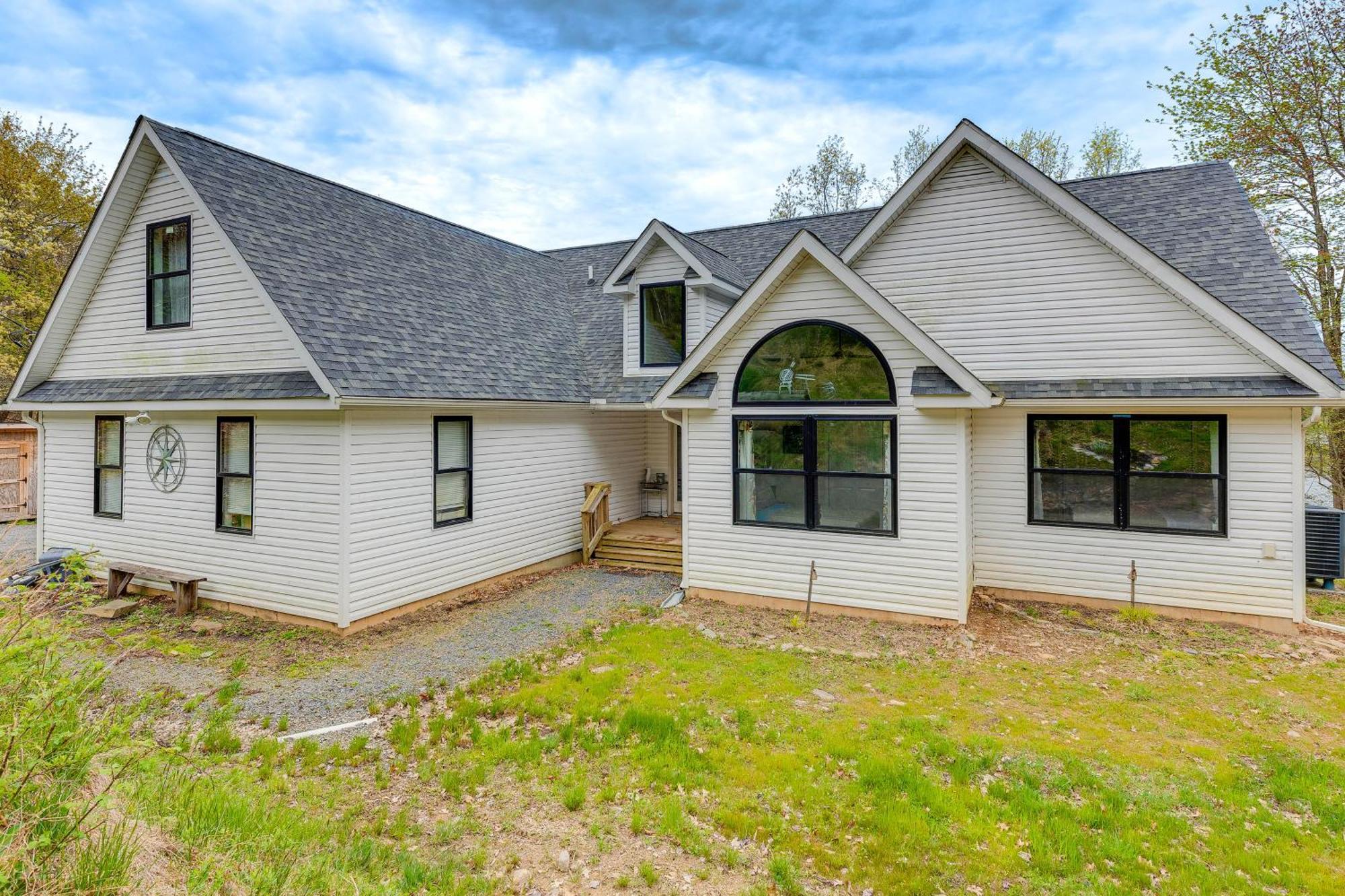 Holiday home Lakefront With Wraparound Deck!