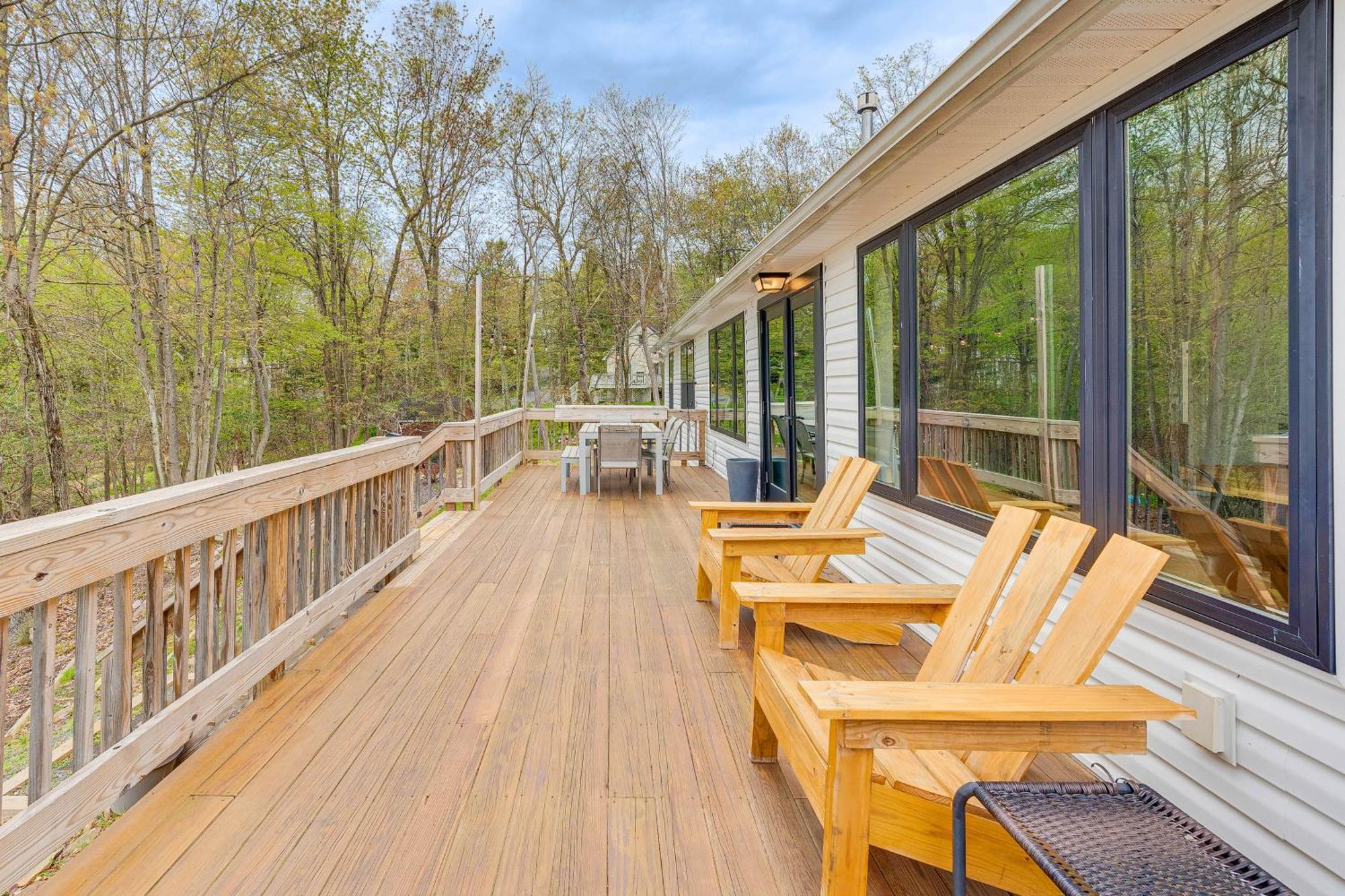 Lakefront With Wraparound Deck! Long Pond