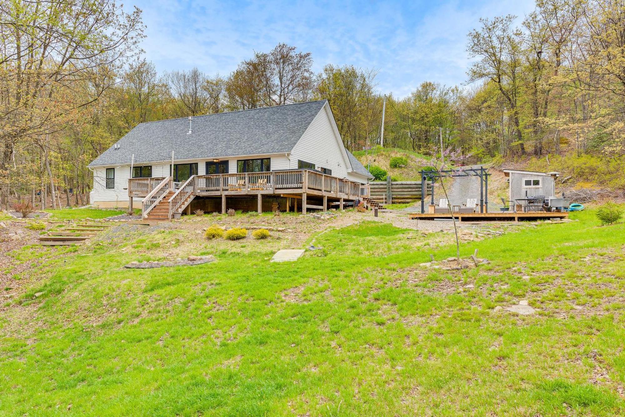 Lakefront With Wraparound Deck!
