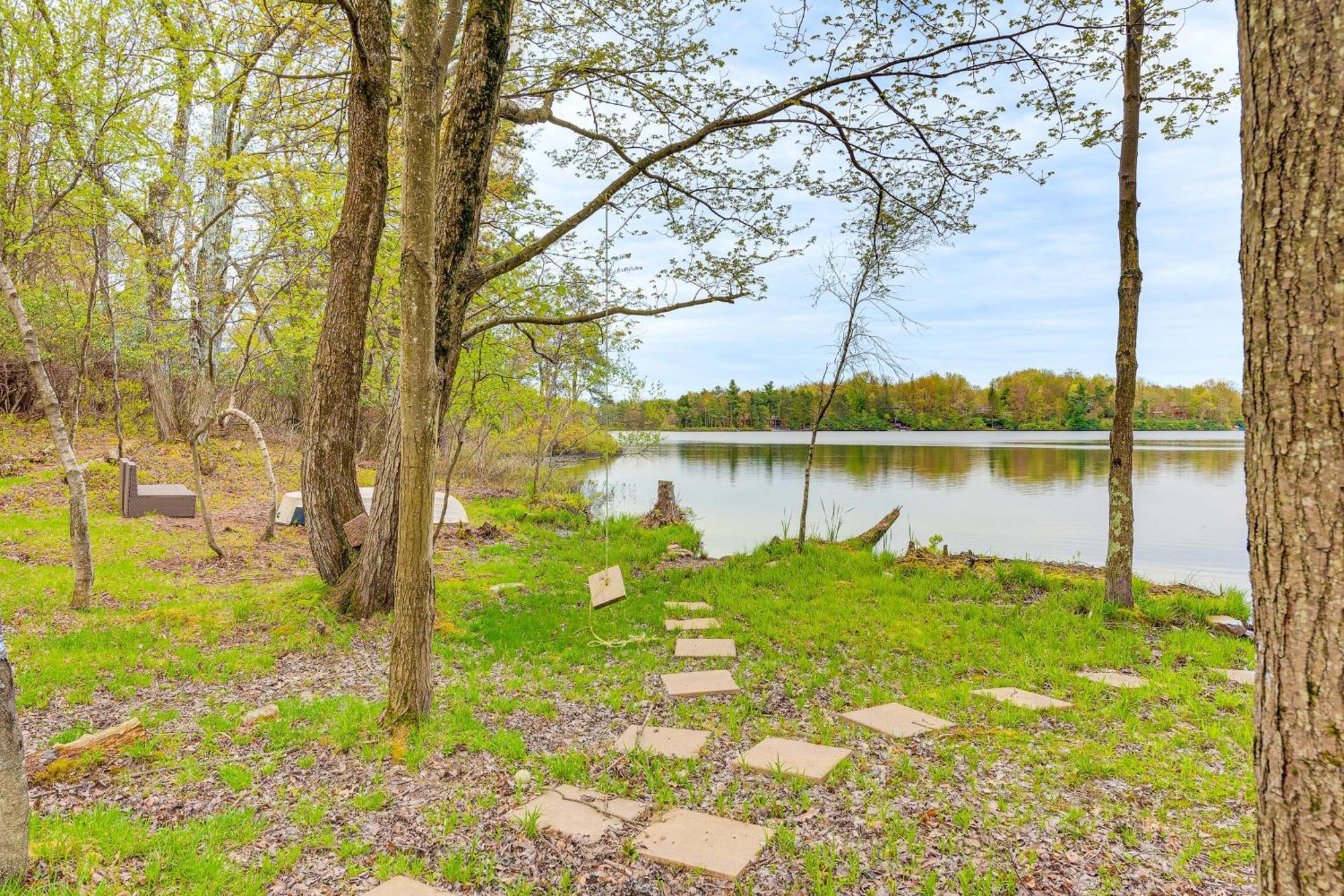 Holiday home Lakefront With Wraparound Deck!
