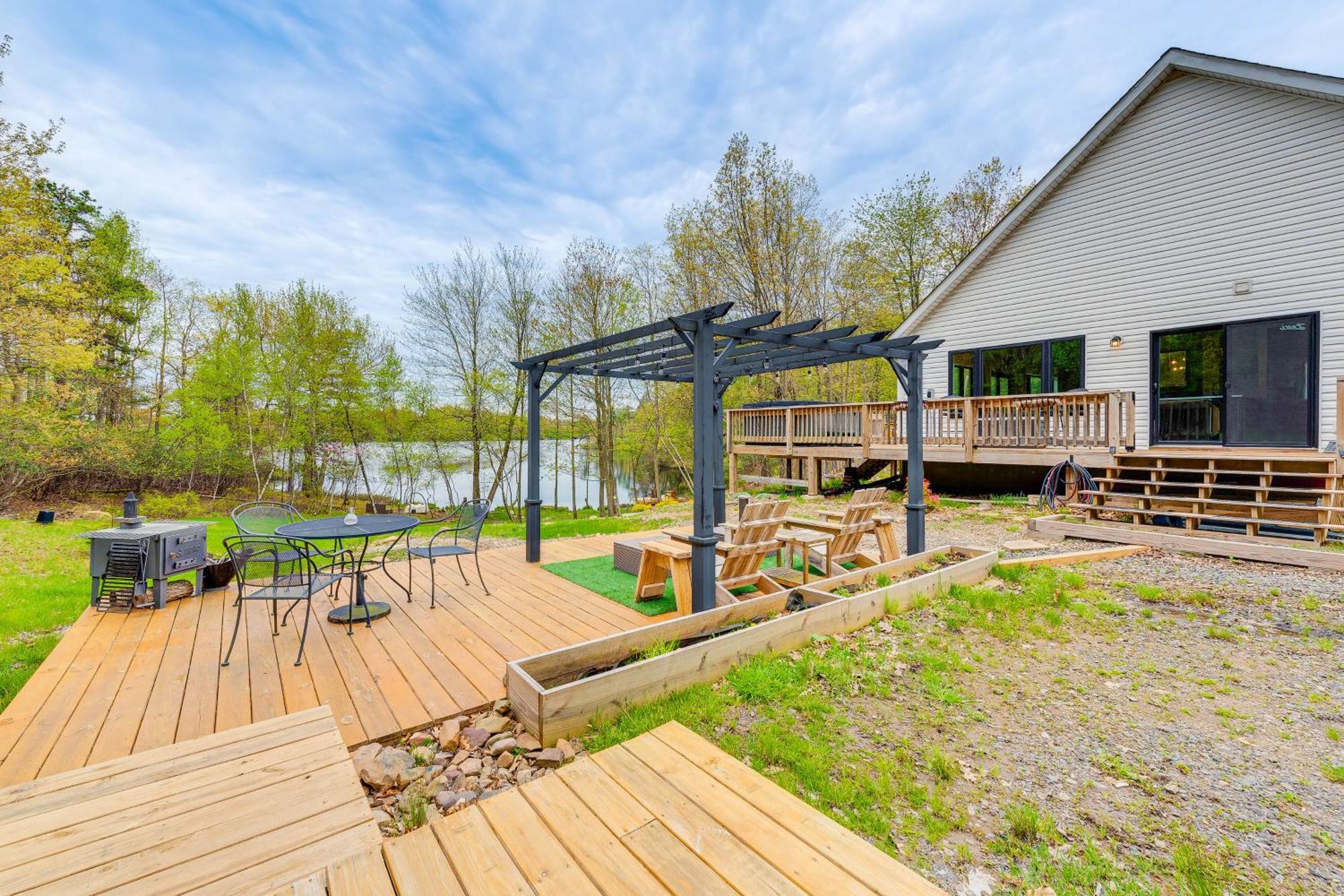 Holiday home Lakefront With Wraparound Deck!