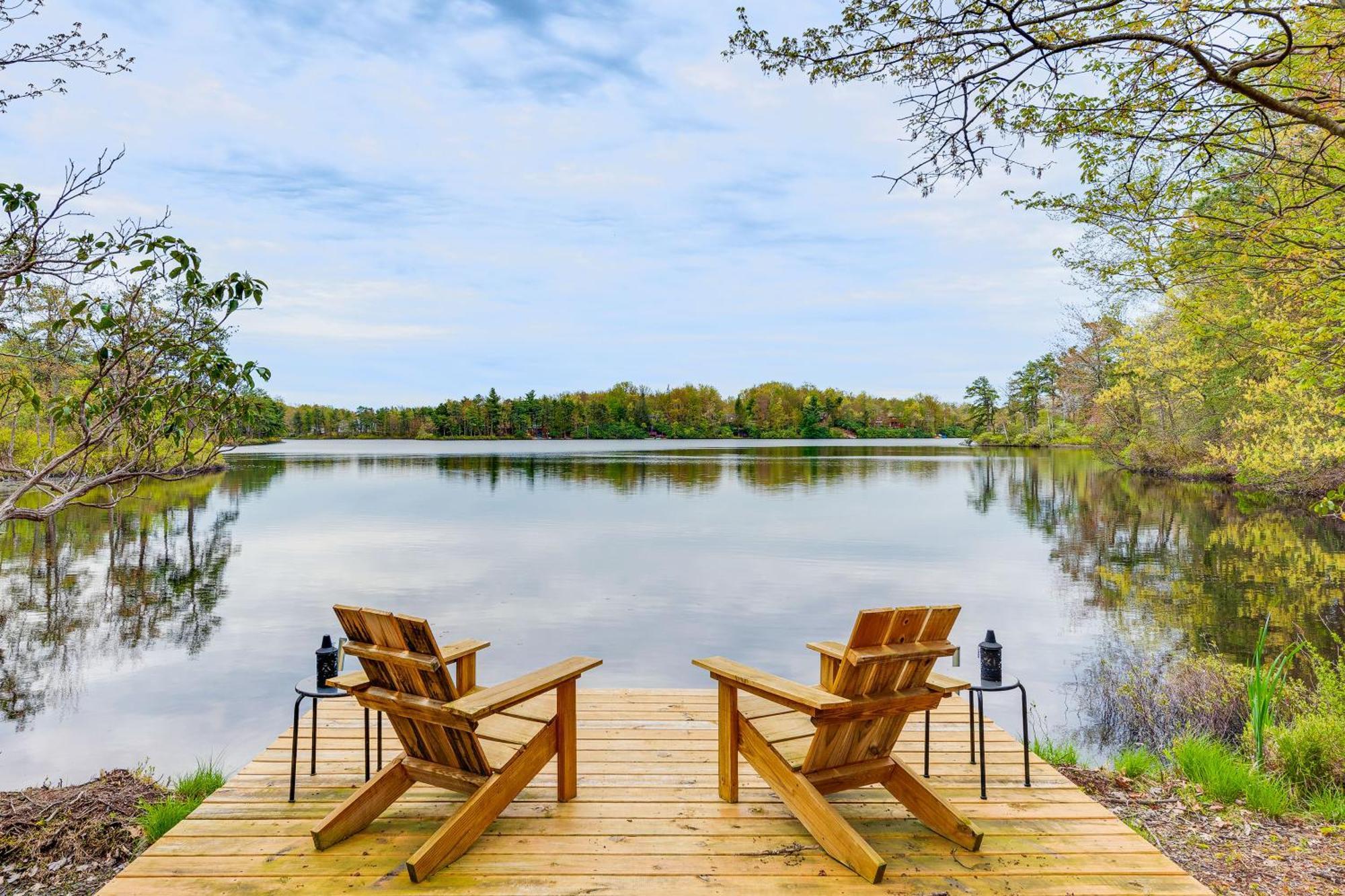 Lakefront With Wraparound Deck!